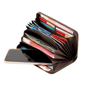 Vue détaillée du portefeuille grande capacité avec fentes pour cartes et poche téléphone