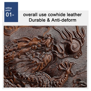 Gros plan du motif de dragon gaufré sur le portefeuille en cuir de vachette marron