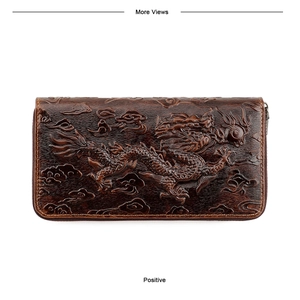 Détail du relief 3D de dragon et nuages sur le long portefeuille zippé en cuir marron