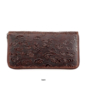 Vue arrière détaillée d'un portefeuille en cuir marron avec motifs de nuages gaufrés