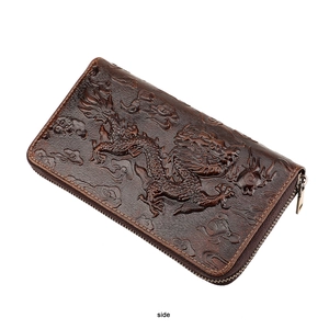 Détail du relief de dragon en 3D sur ce grand portefeuille zippé en cuir marron
