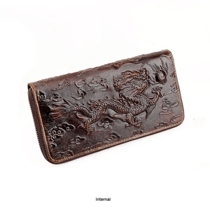 Détail du motif de dragon en relief 3D sur le portefeuille en cuir marron foncé