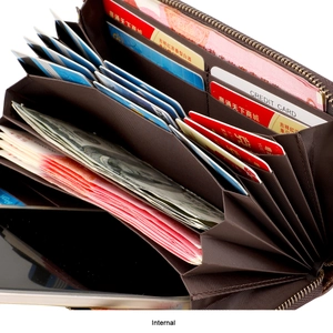 Vue interne du portefeuille accordéon marron avec fentes pour cartes et grands compartiments