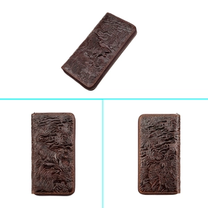 Vues détaillées du portefeuille en cuir marron avec tigre en relief et paysage