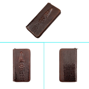 Trois vues d'un portefeuille long marron foncé avec texture crocodile en relief 3D