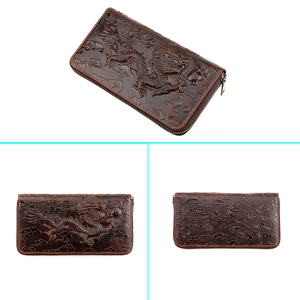 Détail d'un portefeuille en cuir marron avec gaufrage de dragon en 3D et fermeture éclair