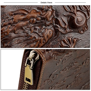 Détail du relief de dragon en 3D sur portefeuille en cuir marron avec zip doré