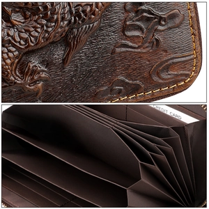 Détail de portefeuille en cuir avec motif dragon en relief et fentes pour cartes