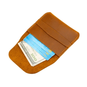 Détail d'un porte-cartes en cuir crazy horse marron avec fentes et poche à billets