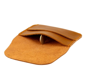 Détail du porte-cartes en cuir de cheval fou avec coutures à la main et compartiment pièces