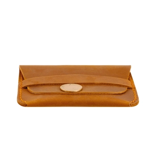 Détail du portefeuille en cuir crazy horse marron avec coutures à la main et pièce de monnaie