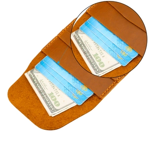 Vue détaillée du portefeuille en cuir crazy horse marron avec fentes pour cartes et coutures
