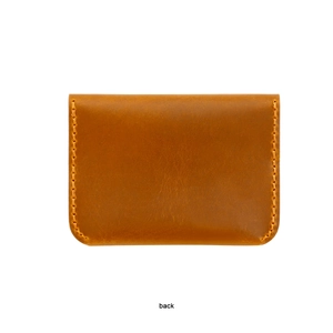 Détail de l'arrière d'un porte-cartes en cuir de cheval fou vintage avec couture à la main