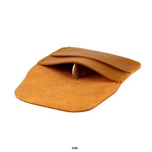 Détail macro du portefeuille en cuir vintage montrant les coutures et le porte-monnaie