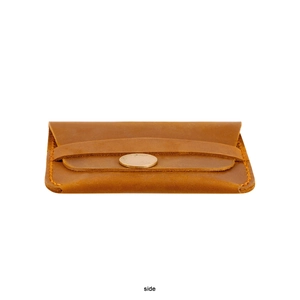 Vue latérale d'un porte-cartes en cuir marron vintage avec coutures faites à la main