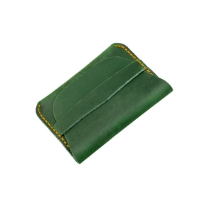 Détail du porte-cartes en cuir vert foncé avec coutures artisanales jaunes apparentes