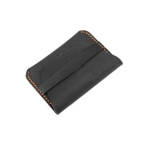 Détail du portefeuille en cuir avec coutures orange contrastées et fente pour cartes