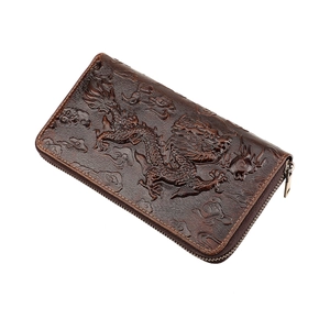 Portefeuille en cuir marron foncé avec relief dragon 3D et fermeture éclair, vue 45°