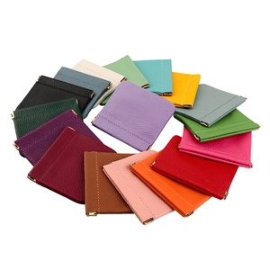 Vari colori di portamonete in pelle grana con chiusure metalliche a scatto rapido