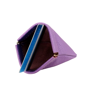 Dettaglio macro del portamonete in pelle viola con scomparto interno per carte e cuciture