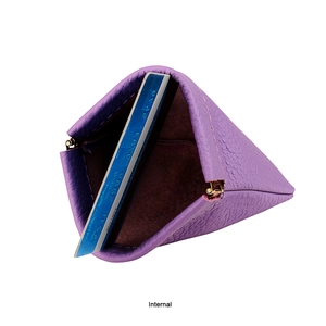 Vista interna del portamonete in pelle viola con fessure per carte e cerniera dorata