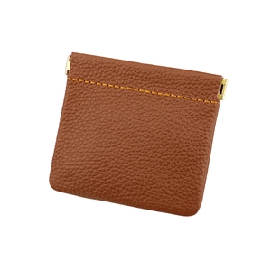 Dettaglio del portamonete in pelle marrone con chiusura a molla e cuciture decorative