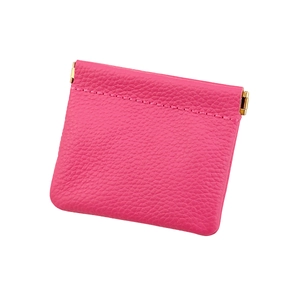 Dettaglio del portamonete in pelle rosa con chiusura a scatto in metallo dorato