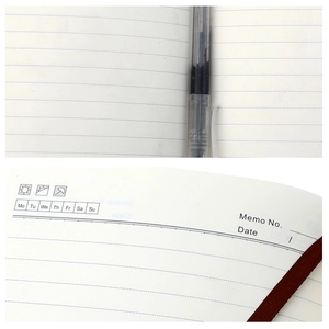 Détail des pages intérieures du carnet en cuir B5 avec en-têtes de date et stylo
