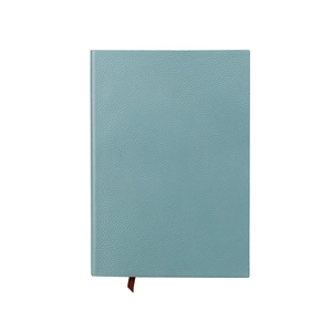 Λεπτομέρεια σημειωματάριου Tiffany blue με δερμάτινη υφή και καφέ σελιδοδείκτη