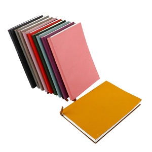 Pile de carnets A5 en cuir coloré avec texture grainée et marque-pages en ruban