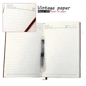 Détail du carnet A5 en cuir montrant la texture du papier vintage crème et le marque-page