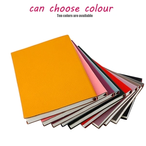 Vue détaillée de carnets A5 en cuir en dix couleurs avec des bords cousus premium