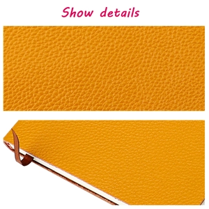 Détails de la couverture en cuir grainé orange avec un signet en satin marron élégant