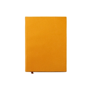 Détail du carnet A5 en cuir orange avec texture grainée et ruban marque-page soyeux