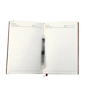 Vue détaillée de dessus des pages ouvertes d'un carnet A5 en cuir avec papier ligné