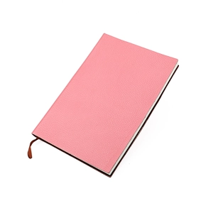 Détail du carnet en cuir rose à grain lychee avec un ruban marque-page de couleur marron