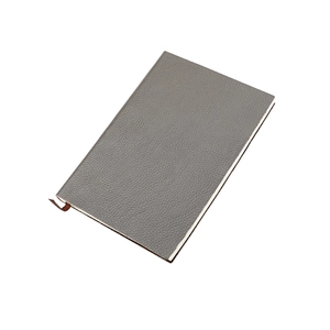 Vue détaillée d'un carnet A5 en cuir gris grainé avec un marque-page en ruban marron
