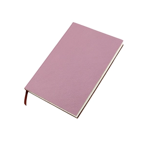 Détail du carnet A5 en cuir rose pourpre avec texture litchi et ruban marque-page