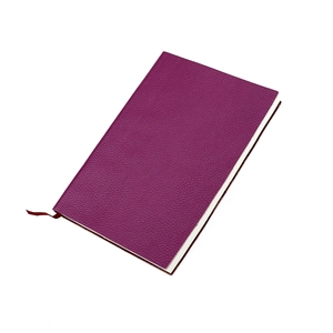 Vue détaillée d'un carnet A5 en cuir violet avec texture grainée et marque-page ruban rouge