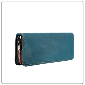 Detalle del estuche de cuero crazy horse azul pavo real con costuras amarillas visibles