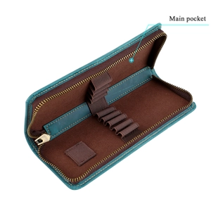 Detalle de estuche de cuero con presillas elásticas y bolsillo principal de terciopelo