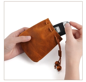 Pochette en cuir crazy horse marron avec cordon de serrage montrant le rangement
