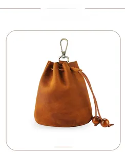 Détail de la pochette en cuir crazy horse marron avec cordon et crochet métallique