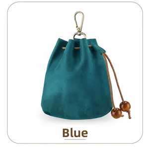 Détail de la pochette bleue en daim avec mousqueton en bronze et perles en bois brun