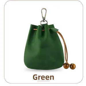 Détail de la pochette en cuir crazy horse vert avec cordon de serrage et crochet bronze