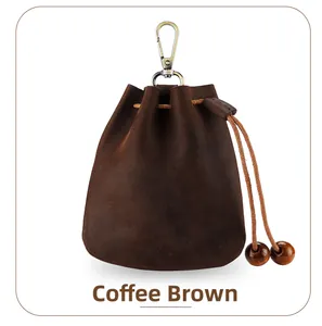 Détail du petit sac en cuir marron café avec cordon de serrage et clip en métal bronze