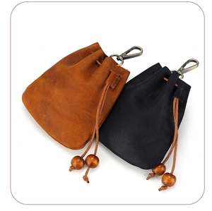 Détail de pochettes rétro en cuir avec cordon en marron et noir et crochets métalliques