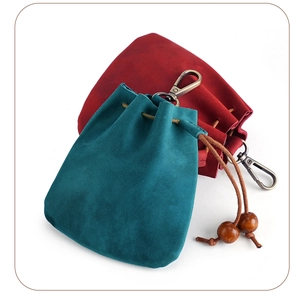 Détail de pochettes en cuir crazy horse bleu sarcelle et bordeaux avec crochets métalliques