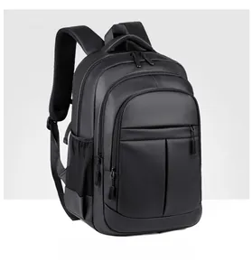 Vista laterale dello zaino business nero capiente con design a scomparti multipli e zip