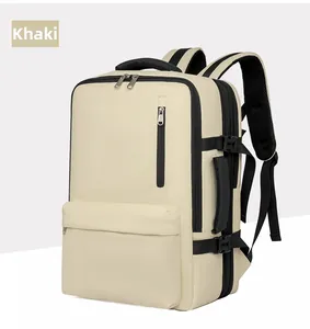 Vue détaillée du sac à dos de voyage kaki avec bretelles ergonomiques et design multi-compartiments